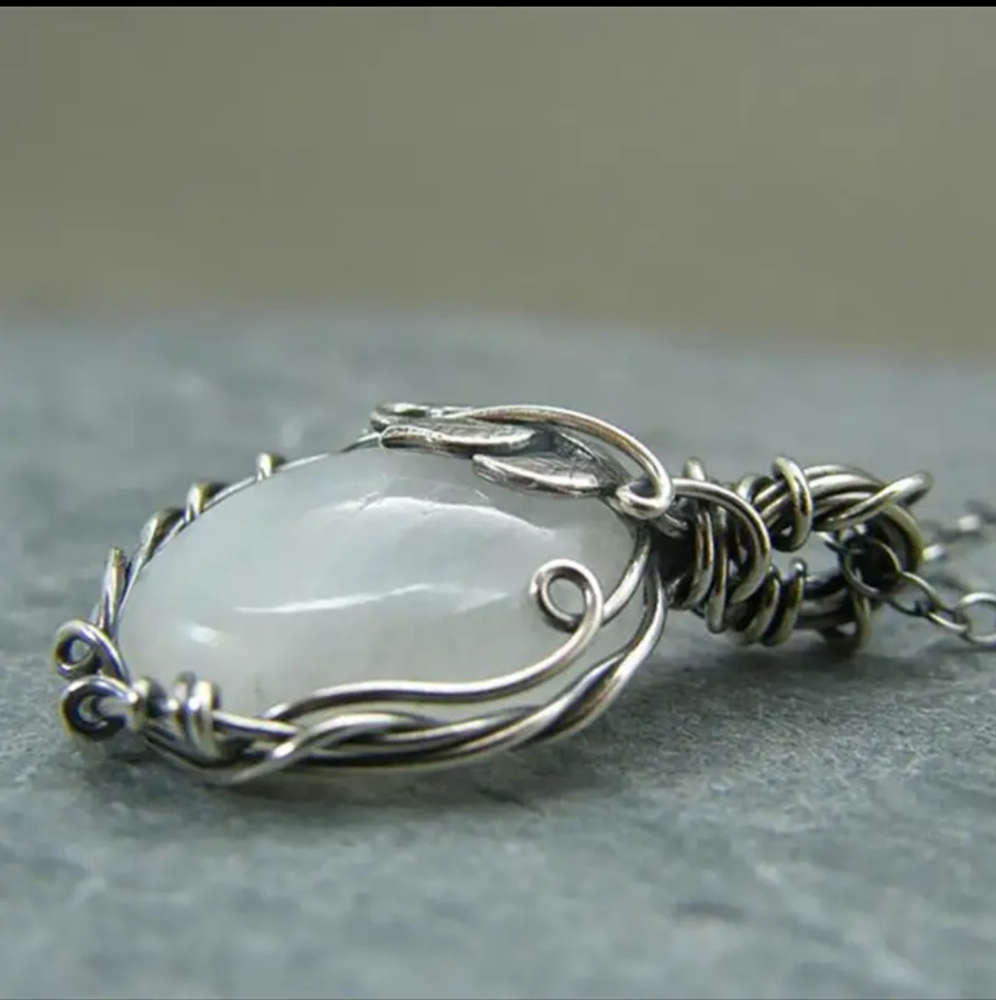 Beautiful necklace - Picture 3 of 4